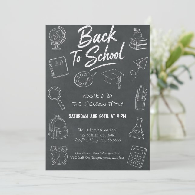 Convite de Festa de Volta às Aulas no Quadro Negro (Em pé/Frente)