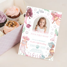 Convite de festa na piscina de sereia editável. Mo