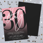 Convite de festas aniversário de 30 anos preto ros<br><div class="desc">Celebre trinta anos de estilo com este moderno convite de festas de gradiente rosa a preto. O design apresenta um grande "30" preto na maior parte da placa, com um "Trinta" branco no estilo de script, manuscrito, colocado sobre ele para uma aparência ousada e contemporânea. Os detalhes da festa ficam...</div>