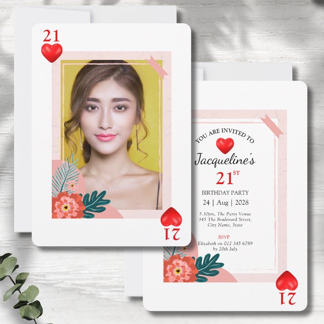 Convite de festas de aniversário de 21 anos de Pla (21st birthday playing card style party invitations with envelopes on a grey wood background)