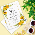 Convite de festas de aniversário de 30 anos<br><div class="desc">Bonito convite para o aniversário de 30 anos floral amarelo de girassol. Peônias amarelas e margaridas brancas se misturam com os girassóis. Um quadro retangular de ouro lhe dá uma vibração elegante. Muito fácil de personalizar. As costas têm um buquê de girassol. Isto é perfeito para uma celebração de aniversário...</div>