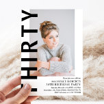 Convite de festas de aniversário de 30 anos de Fot<br><div class="desc">Convite para aniversário de 30 anos moderno - Design apresenta um fundo branco que pode ser alterado para qualquer cor, uma fotografia retrato, o texto 'TRINTA' em caracteres negros e uma modelo de bolsa mensageifesta de aniversario elegante que pode ser facilmente personalizada. Na moda, tendências e perfeito para qualquer idade!...</div>