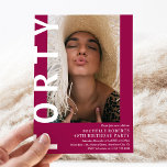 Convite de festas de aniversário de 40 anos de Fot<br><div class="desc">Convite para aniversário de 40 anos moderno - Design apresenta um fundo cor-de-rosa que pode ser alterado para qualquer cor, uma fotografia de retrato, o texto 'QUARENTA' em branco a negrito e um modelo de bolsa mensageifesta de aniversario elegante que pode ser facilmente personalizado. Na moda, tendências e perfeito para...</div>