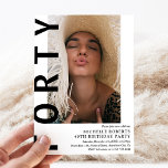 Convite de festas de aniversário de 40 anos de Fot<br><div class="desc">Convite para aniversário de 40 anos moderno - Design apresenta um fundo branco que pode ser alterado para qualquer cor, uma fotografia retrato, o texto 'QUARENTA' em caracteres negros e uma modelo de bolsa mensageifesta de aniversario elegante que pode ser facilmente personalizada. Na moda, tendências e perfeito para qualquer idade!...</div>