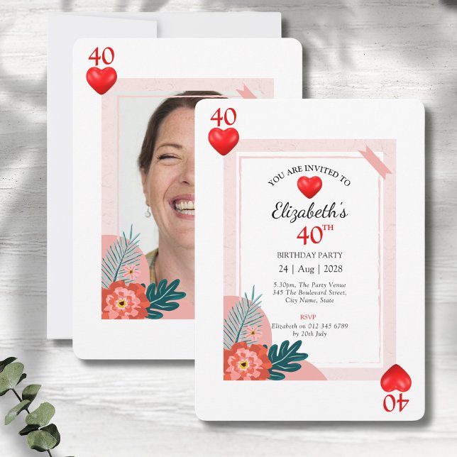 Convite de festas de aniversário de 40 anos de Pla (40th birthday hearts playing card style party invitations showing front and rear on grey wood.)