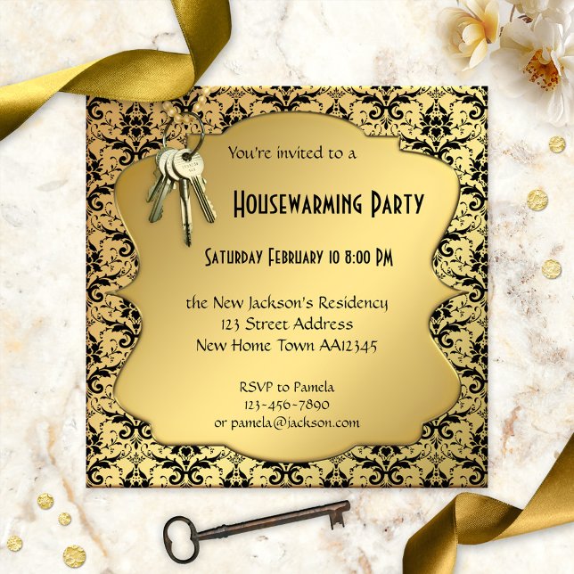 Convite de festas de aquecimento doméstico Dourado (Elegant housewarming party invitation with a gold and damask patterned background with keys)