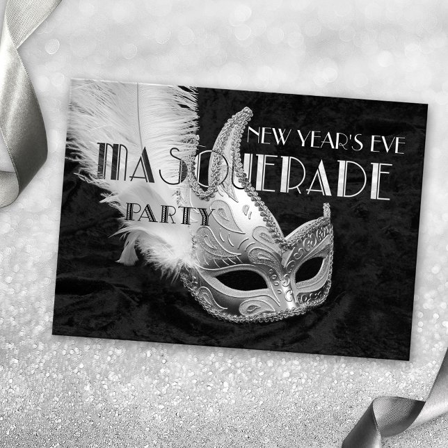 Convite de festas de Bola Mascarada de Prata Preta (A festive masquerade party invitation in black and white featuring a silver mask on black velvet)