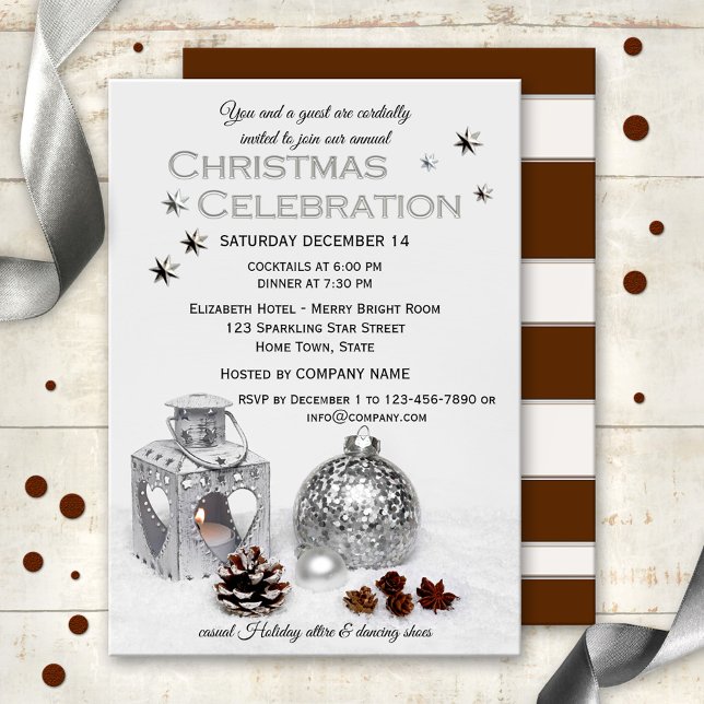 Convite de festas de Natal da Eleger Silver Compan (Christmas Holiday invitation featuring a silver lantern and Christmas ball with pine cone on snow)