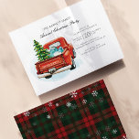Convite de festas de Natal de Caminhão Vermelho xa<br><div class="desc">Celebre a época festiva em estilo com nossos Convites de festas de Natal da Xadrez de Caminhão Vermelho Vintage. O charmoso design mostra um clássico caminhão vermelho carregando uma árvore e presentes verdes. No verso está um padrão de xadrez eterno em vermelhos festivos e verdes, borrifados com flocos de neve,...</div>
