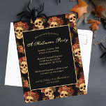 Convite de festas Preto do Crânio Gótico do Hallow<br><div class="desc">Este cartão postal do Dia das Bruxas gótico apresenta um padrão de crânios assustadores flutuando num abismo negro atrás do seu convite. Cada crânio assustador é adornado com rosas vermelhas. Os seus olhos vazios e sem alma são nitidamente contrastados contra a coroa gótico e buquês de flores mortos.</div>