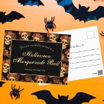 Convite de festas Vermelho Negro Preto do Caveira<br><div class="desc">Este convite postal da festa do Dia das Bruxas gótica apresenta um padrão de crânios assustadores flutuando num abismo negro atrás do seu convite para mascarada. Cada crânio assustador é adornado com rosas vermelhas. Os seus olhos vazios e sem alma são nitidamente contrastados contra a coroa gótico e buquês de...</div>