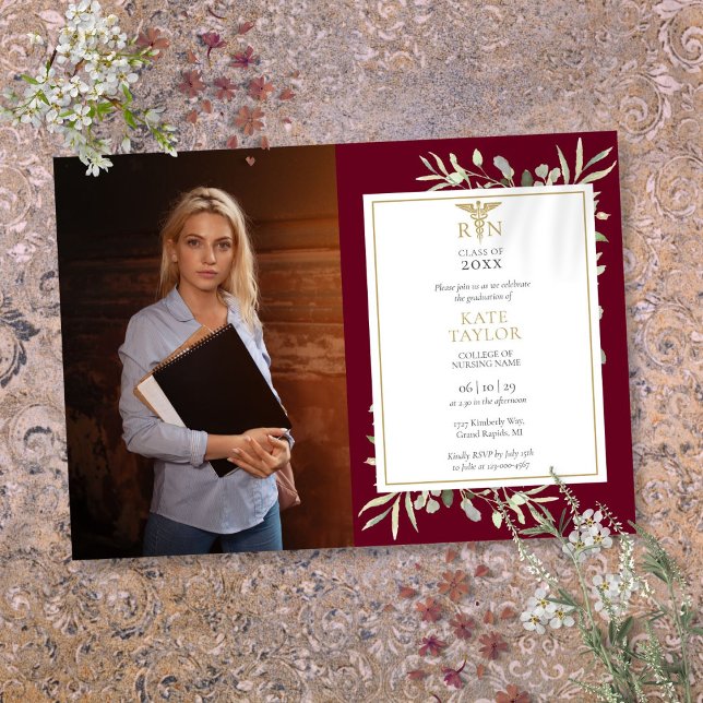 Convite de Fim de Curso de Enfermagem com Folhagem (RN Nursing Graduation Burgundy Foliage Photo Invit Invitation)