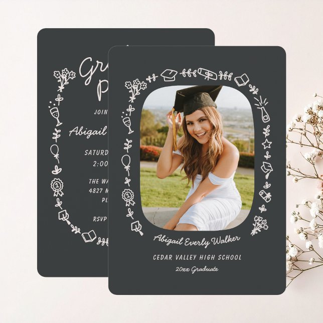 Convite de Formatura com Foto de Rabiscos Desenhad (Black background and white hand drawn graduation icons doodle announcement with invitation )