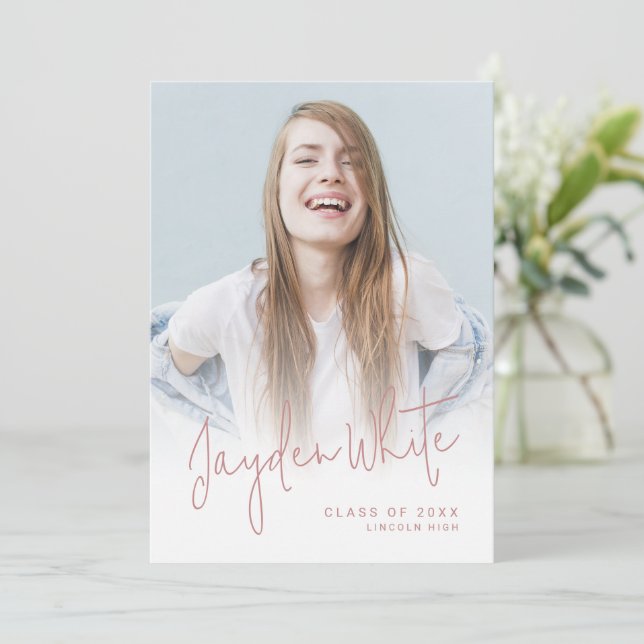 Convite de Formatura de Foto com Script Moderno Ro (Em pé/Frente)