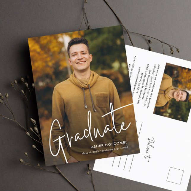 Convite de Formatura de Roteiro Moderno Simples Fo (Modern script photo graduation invitation postcard.)