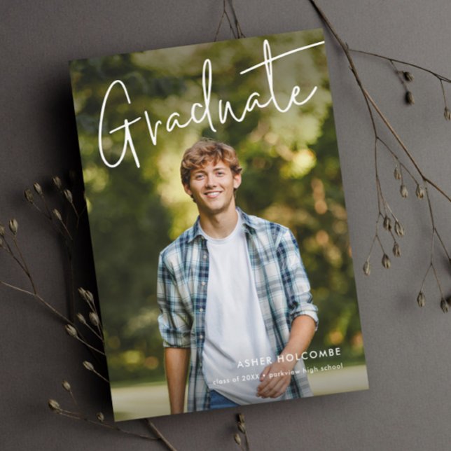 Convite de Formatura de Rótulo Simples Moderno (Modern Graduate Script Photo Graduation Announcements.)