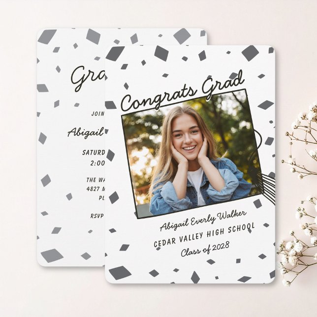 Convite de Formatura Desenho à Mão Preto e Branco  (doodle white and black tassel and cap grad invite with photo)