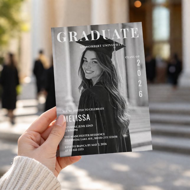 Convite de Formatura em Foto Preto e Branco (Elegant black and white graduation invite with modern magazine-style layout and photo design.)