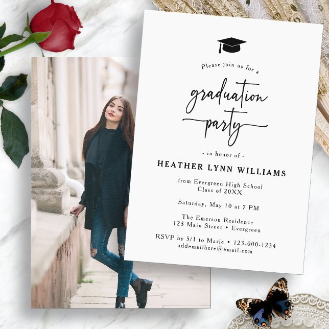 Convite de Formatura em Roteiro Simples (Simple Black White Script Graduation Party Invitation with Photo by Painted Paperie
)