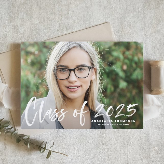 Convite de Formatura Foto Letreiro Pincel Branco 2 (Customizable photo graduation announcement featuring brush lettering.)