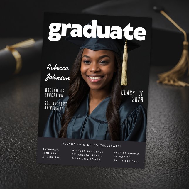 Convite de Formatura no Estilo de Revista Moderna (Bold magazine style graduation invitation with modern layout and standout photo design.)