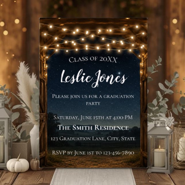 Convite de Formatura Rústico de Celeiro | Luzes do (Rustic barn graduation invitation with string lights, country charm, and custom details.)