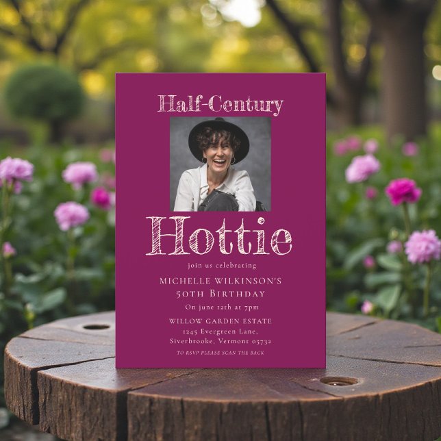 Convite de Foto Chic Plum "Hottie do Meio Século" (Criador carregado)