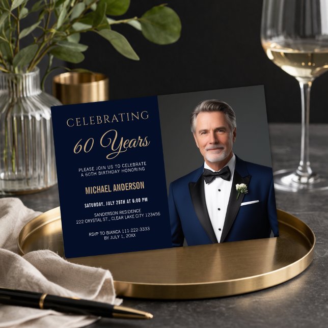 Convite de Foto de Aniversário de 60 Anos Moderno (Modern navy and gold 60th birthday invitation with clean, elegant photo layout)