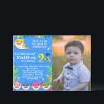Convite de Foto de Aniversário do Tubarão Amarelo<br><div class="desc">Celebre o aniversário do seu pequeno tubarão! Personalizado com a foto do seu filho. Este convite de uma família de tubarões colorida e bonita será um sucesso para a sua festa. Bolhas, tubarões, peixes e corais adicionam detalhes divertidos ao convite. Ótimo para qualquer festa Submarina ou festa de tubarões. Gráficos...</div>