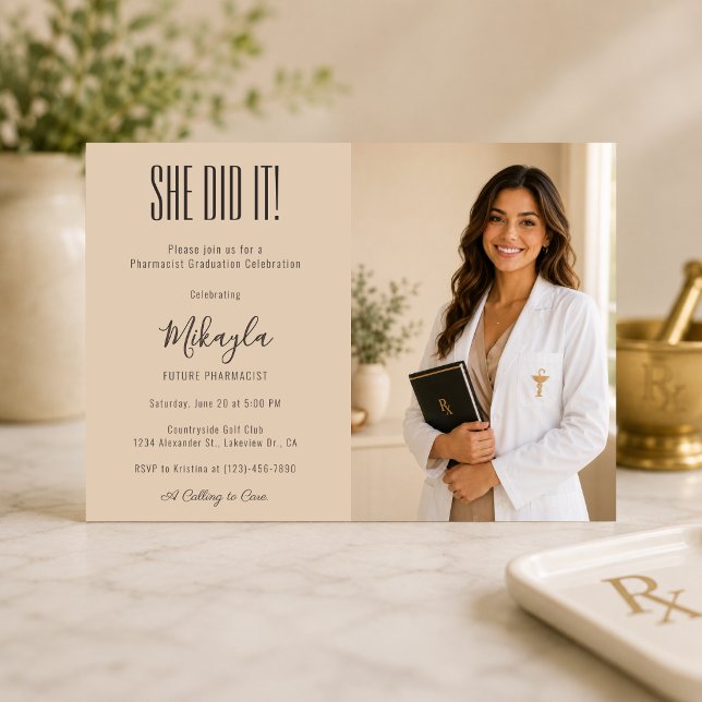 Convite de Foto de Farmacêutico Elegante (Elegant pharmacist graduation invitation with luxury photo-ready editorial styling.)