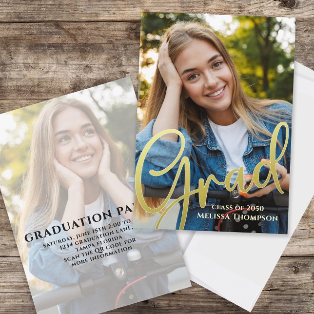 Convite de Foto de Formatura com Risco Dourado (Graduation photo invitation with gold calligraphy script and a 2-photo template. )