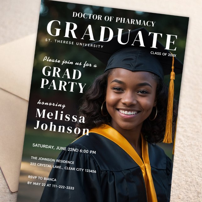 Convite de Foto de Formatura Editorial (Crisp photo graduation invite showcasing modern typography and clean design)