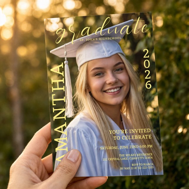 Convite de Foto de Formatura Moderna (Modern photo graduation design with a clean magazine-style layout and elegant gold text)