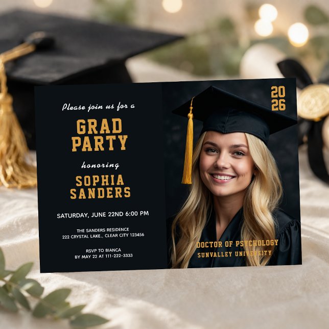 Convite de Foto de Formatura no Estilo Revista (Modern magazine style graduation photo invitation with bold elegant layout)