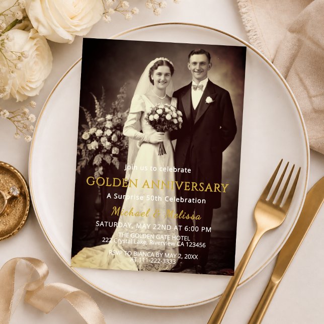 Convite de Foto Elegante para Aniversário de Ouro (Elegant 50th anniversary photo invitation styled on a gold plate flat lay)