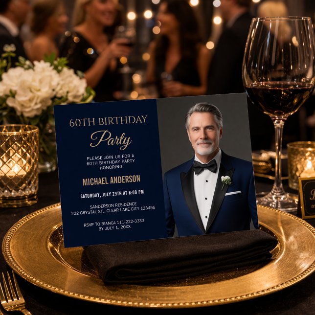 Convite de Foto para Festa de 60 Anos (Navy and gold 60th birthday party invitation with elegant photo layout)