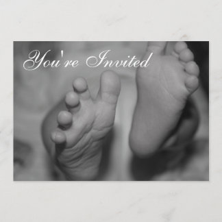 Convite de Foto Preto e Branco de Pés de Recém-Nas