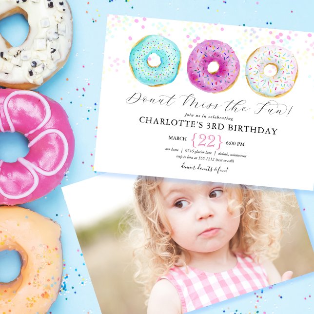 Convite de Fotografia de Festa de aniversário de r (Donut Birthday Party Photo Invitation. Donut themed photo invitation. Cute donut themed party invite)