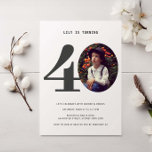 Convite de Fotografia para aniversário de 40 anos<br><div class="desc">Este aniversário de 40 anos é perfeito para o seu aniversário na pista de memória. Substitua a foto por uma de suas fotos de infância e personalize o texto de acordo com seu gosto. A idade pode ser editada, caso contrário, verifique nossa coleção para outras idades. A parte traseira da...</div>