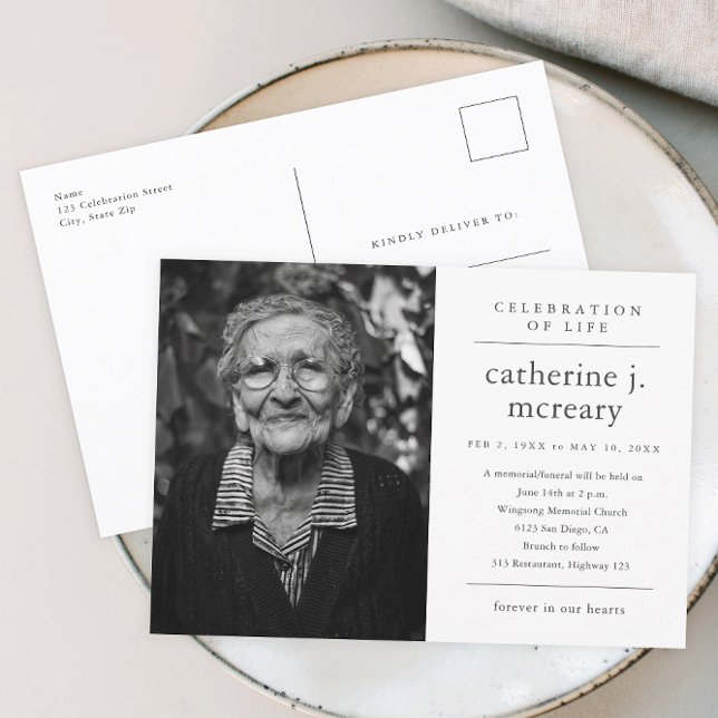 Convite de Funeral Memorial de Foto Simples e Econ (Simple typography black and white memorial celebration of life invitation postcard.)