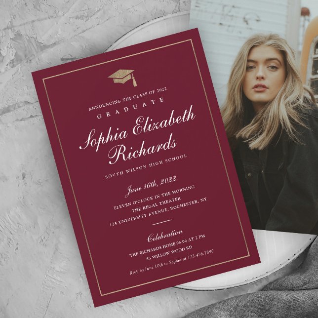 Convite de Graduação com Foto em Ouro e Letra Clás (Elegant calligraphy maroon and gold photo graduation invitation.)
