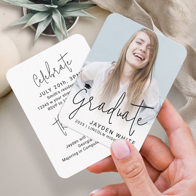 Convite de Graduação de Foto com Script Moderno Ta (Mini Size Modern Script Photo Graduation Invite)