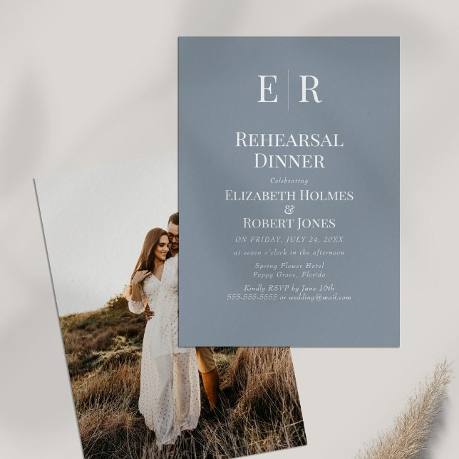 Convite de Jantar de Ensaios com Foto Personalizad (Dusty Blue Monogram Custom Photo Rehearsal Dinner Invitation on white table with dry wildflower.)