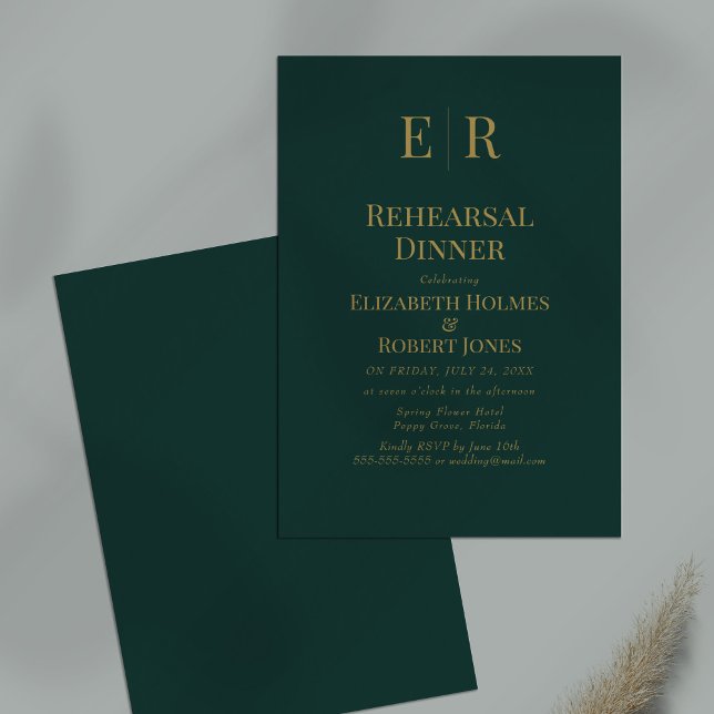 Convite de Jantar de Ensaios com Monograma Verde E (Classic Emerald Green Monogram Rehearsal Dinner Invitation on a table.)