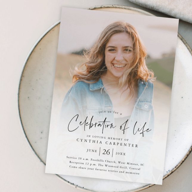 Convite de Memorial de Celebração de Vida com Orça (Modern handwritten script celebration of life budget photo memorial invitation.)