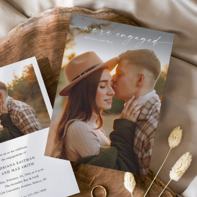 Convite de Noivado de Casamento Foto Script Simple (Elegant Handwritten Script 2 Photo Engagement Photo Announcement Invitation.)