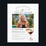 Convite de orçamento para 50º aniversário com foto<br><div class="desc">A foto do aniversariante é o destaque deste convite de aniversário sofisticado. Design elegante e chique com um martini de espresso. Um laço bonito adiciona um toque feminino. Todo o texto é editável.</div>