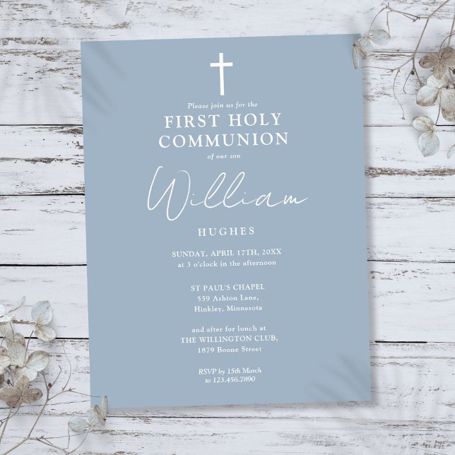 Convite de Primeira Comunhão em Azul Poeirento Ele (Elegant Dusty Blue First Holy Communion Invitation Postcard)