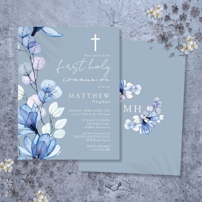 Convite de Primeira Comunhão Floral Azul Empoeirad (Dusty Blue Floral First Holy Communion Invitation Postcard)