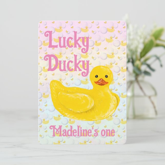 Convite de Primeiro Aniversário Lucky Ducky (Em pé/Frente)